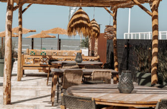 Beachclub Far Out – Zandvoort: Een Vleugje Ibiza aan de Nederlandse Kust